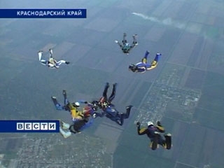 19 донских парашютистов соединились в небе над Краснодарским краем