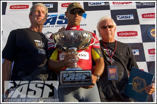Чемпион Oxbow World Longboard Tour 2008 Бонга Перкинс 