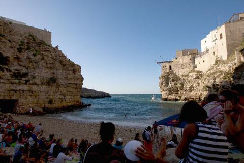 Завершился 4-й этап Red Bull Cliff Diving World Series 2009 Город Полигано а Маре в провинции Бари в Италии вот уже 20 лет считается Меккой хай-дайвинга.