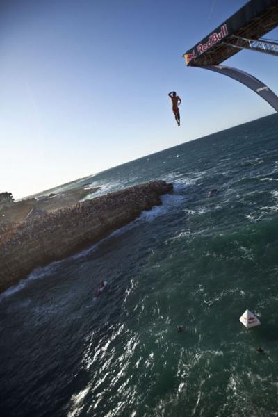 Завершился 4-й этап Red Bull Cliff Diving World Series 2009 Прыжок россиянина Артема Силченко во второй раз принес ему бронзу.